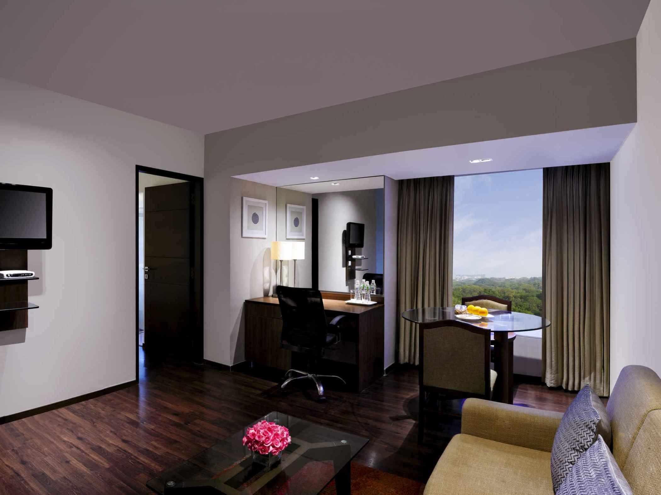 Grand Mercure Vadodara Surya Palace Экстерьер фото
