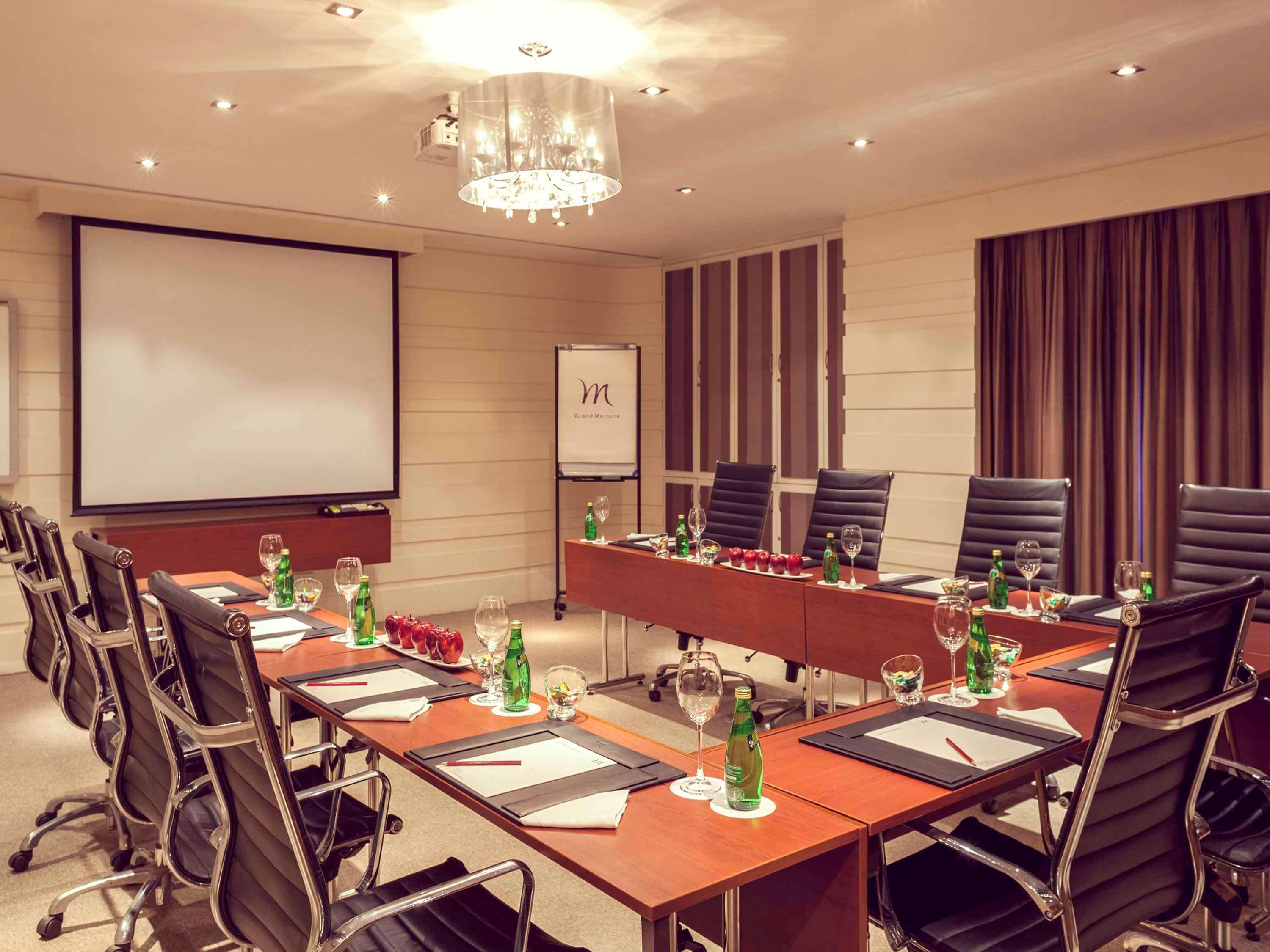 Grand Mercure Vadodara Surya Palace Экстерьер фото