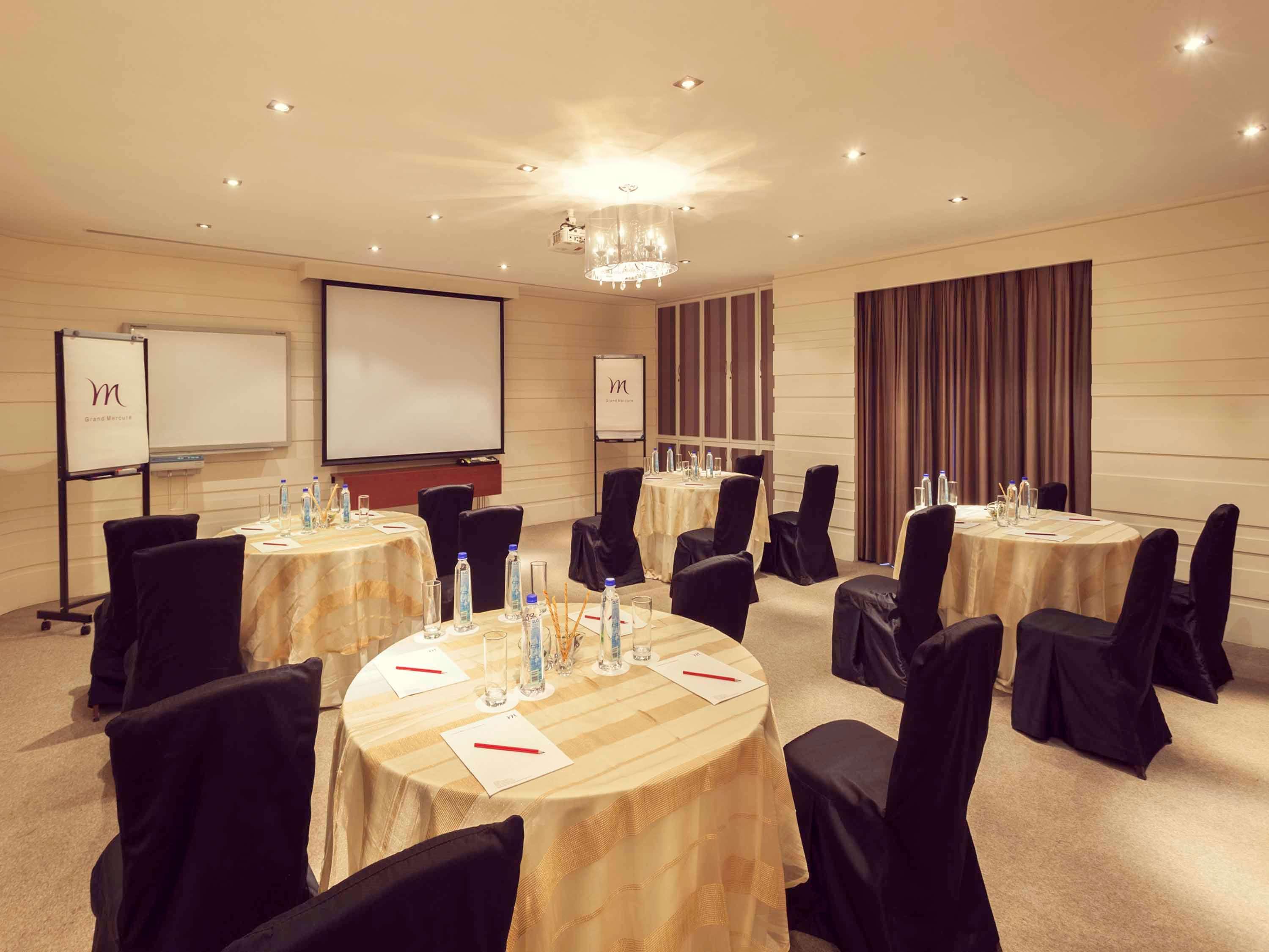 Grand Mercure Vadodara Surya Palace Экстерьер фото