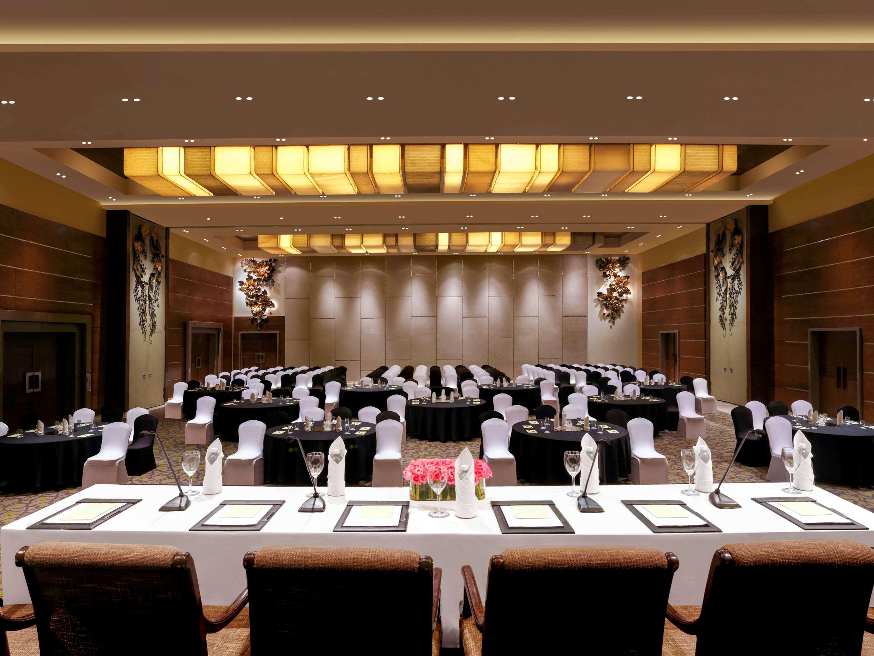 Grand Mercure Vadodara Surya Palace Экстерьер фото