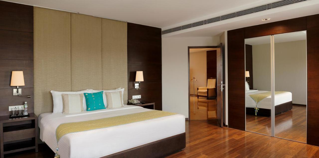 Grand Mercure Vadodara Surya Palace Экстерьер фото
