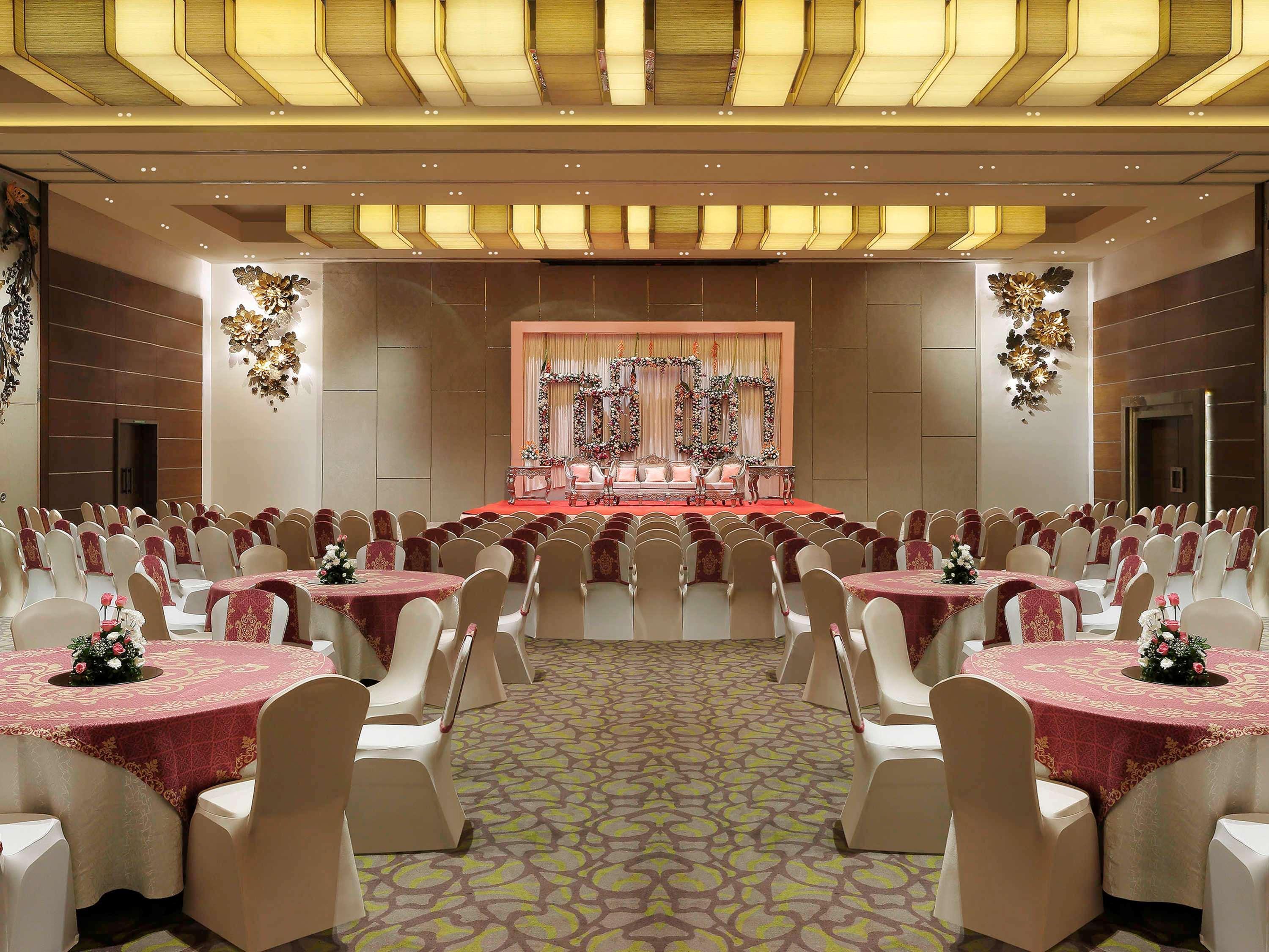 Grand Mercure Vadodara Surya Palace Экстерьер фото