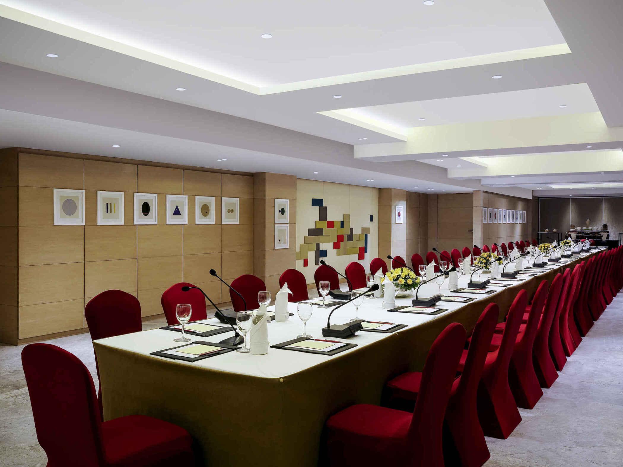 Grand Mercure Vadodara Surya Palace Экстерьер фото
