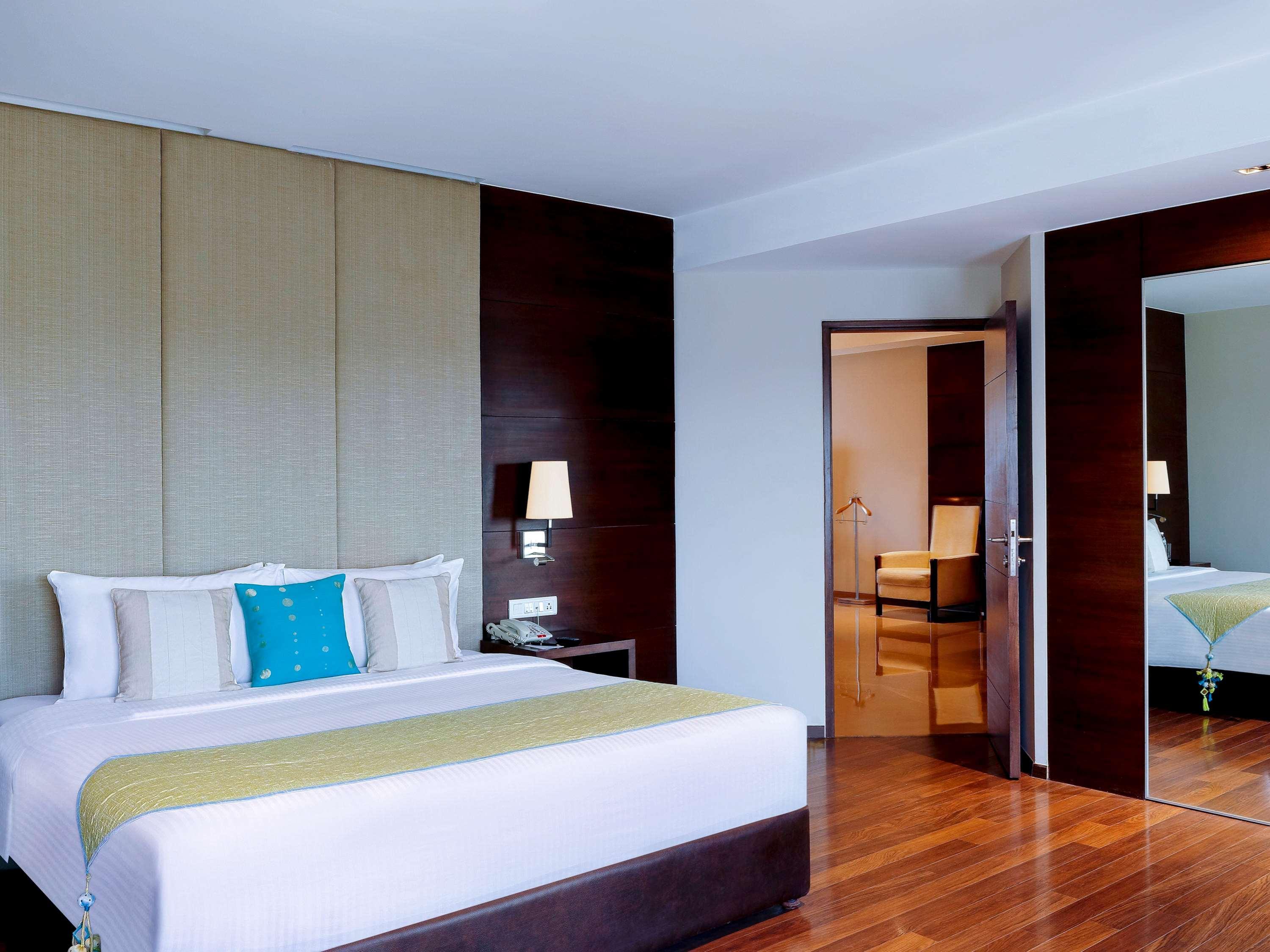 Grand Mercure Vadodara Surya Palace Экстерьер фото