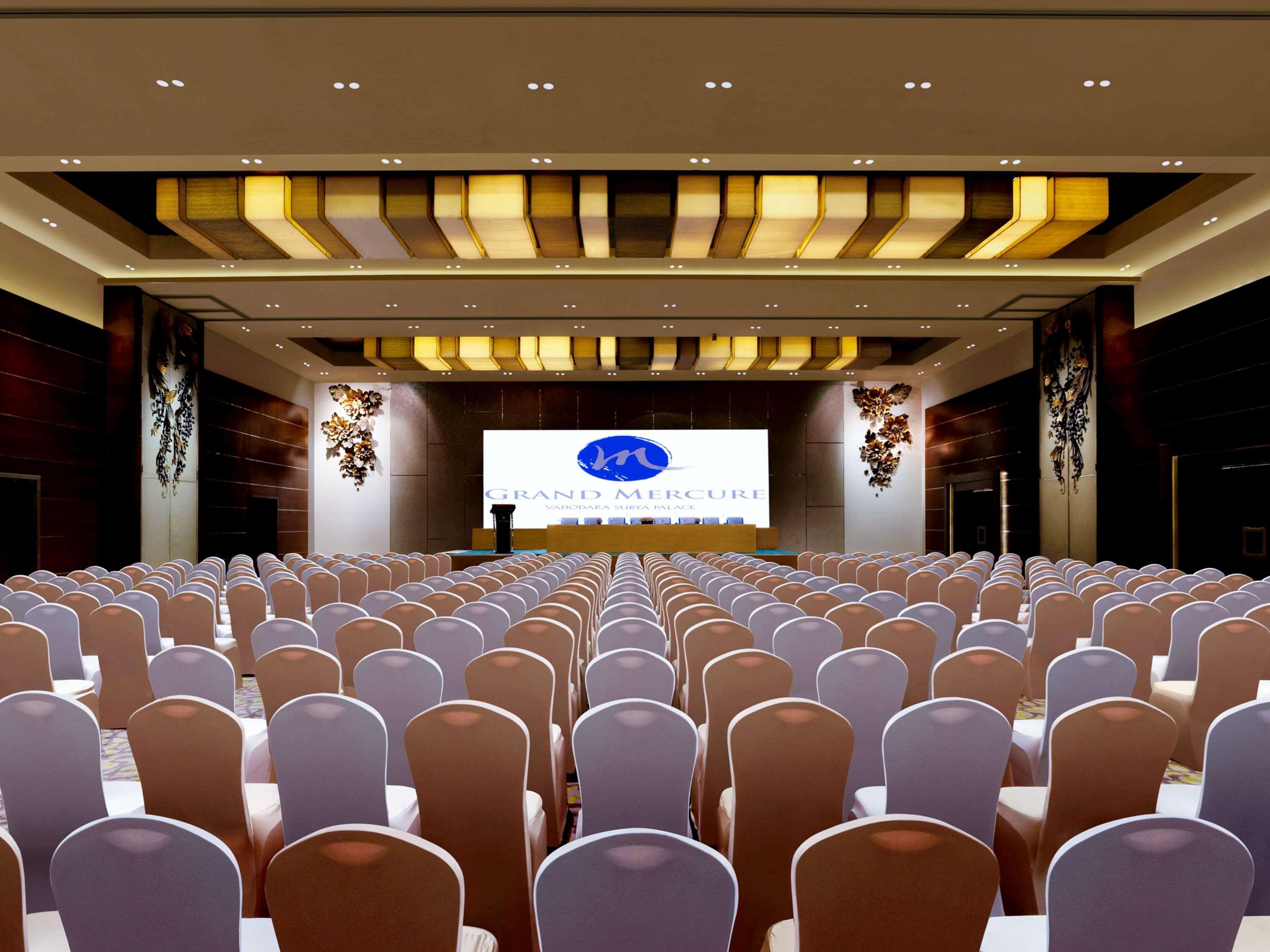 Grand Mercure Vadodara Surya Palace Экстерьер фото
