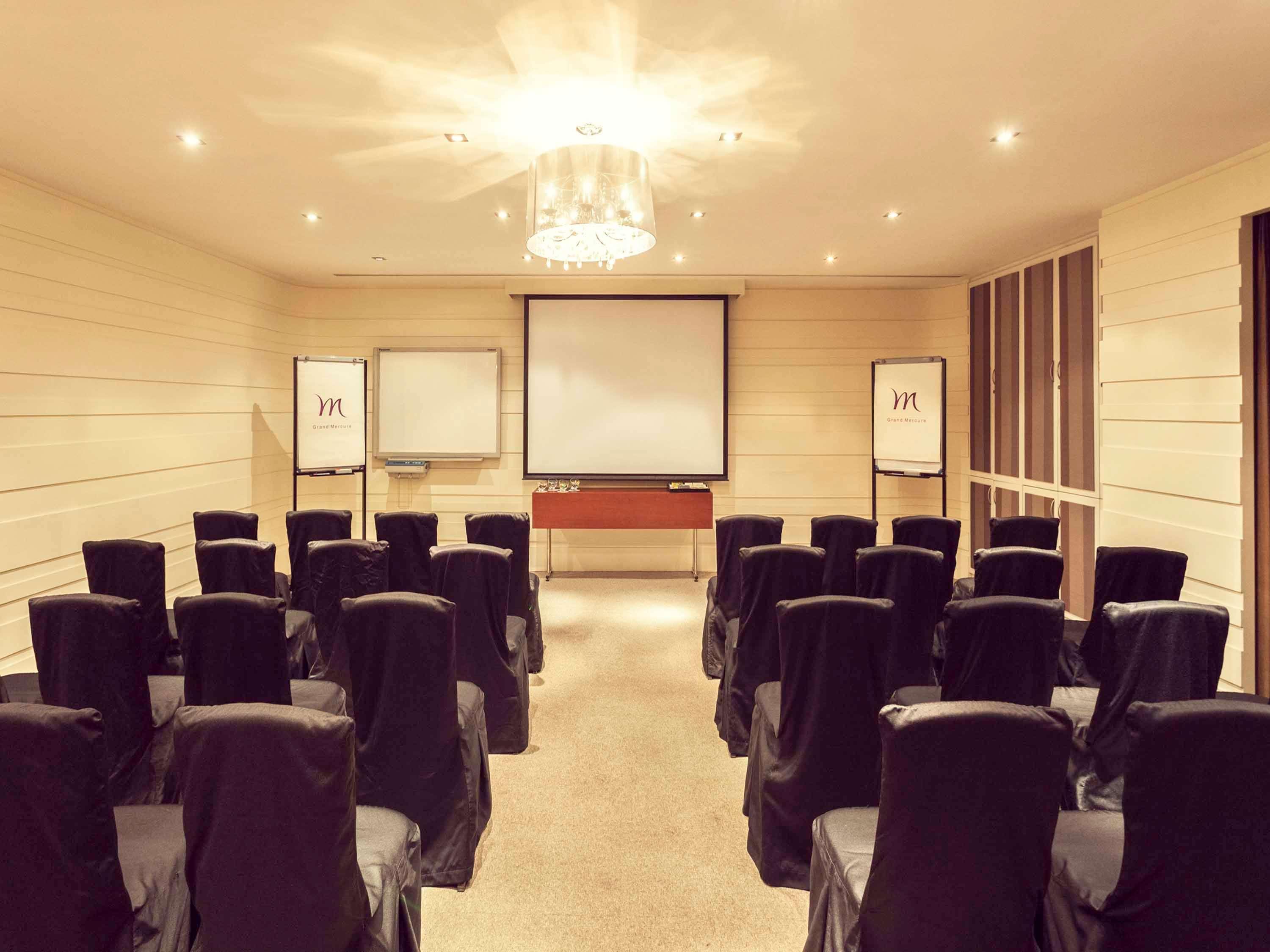 Grand Mercure Vadodara Surya Palace Экстерьер фото