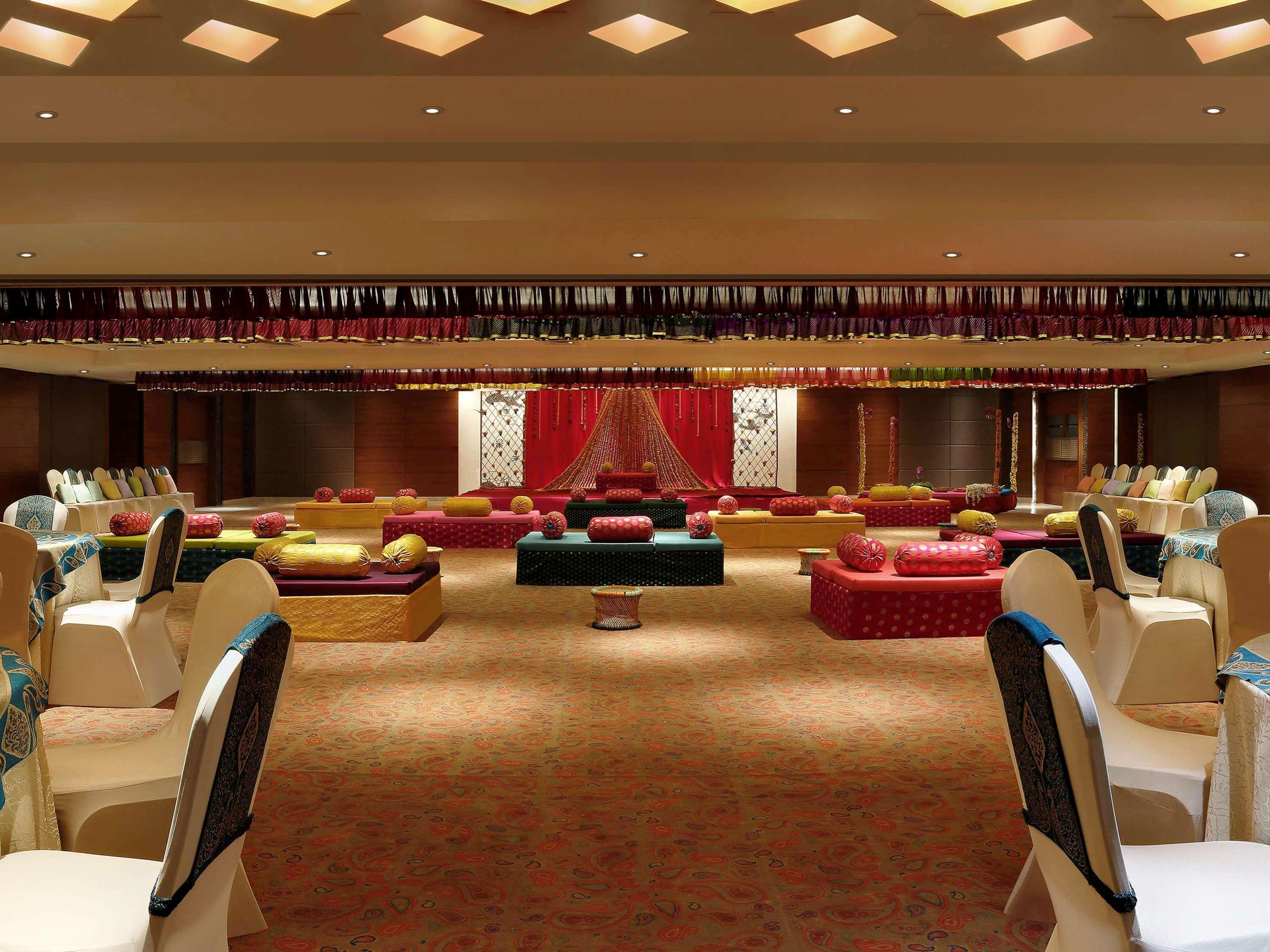 Grand Mercure Vadodara Surya Palace Экстерьер фото