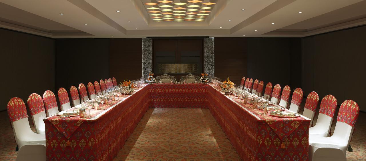 Grand Mercure Vadodara Surya Palace Экстерьер фото