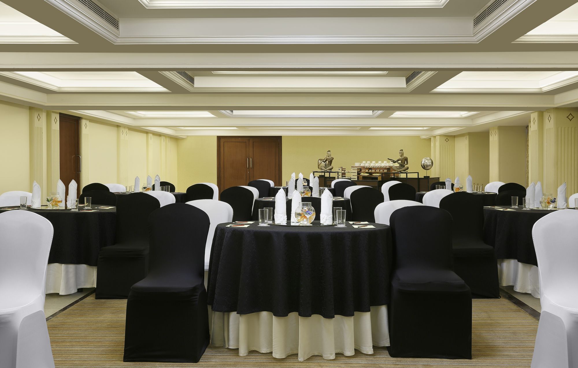Grand Mercure Vadodara Surya Palace Экстерьер фото