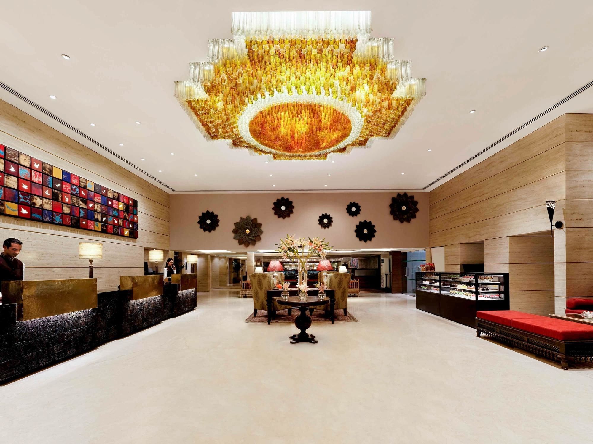 Grand Mercure Vadodara Surya Palace Экстерьер фото