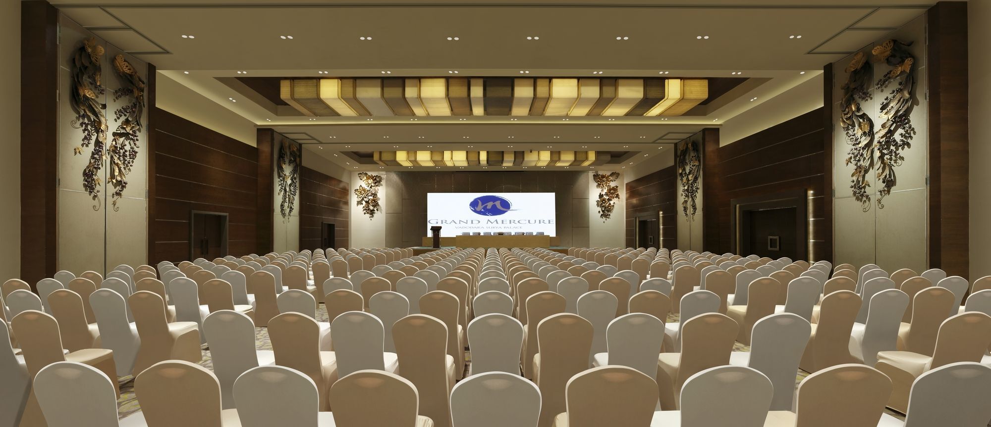 Grand Mercure Vadodara Surya Palace Экстерьер фото