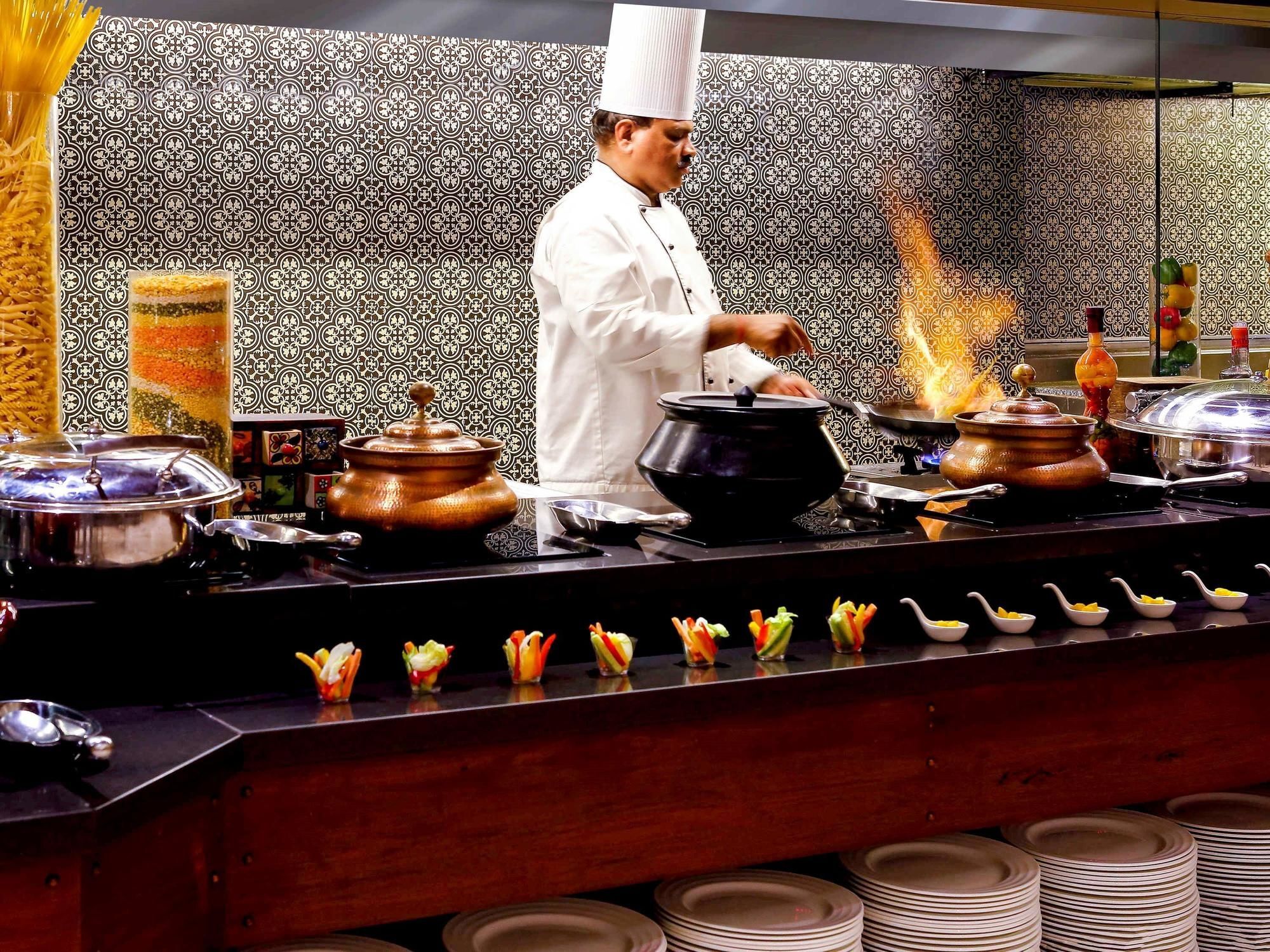 Grand Mercure Vadodara Surya Palace Экстерьер фото