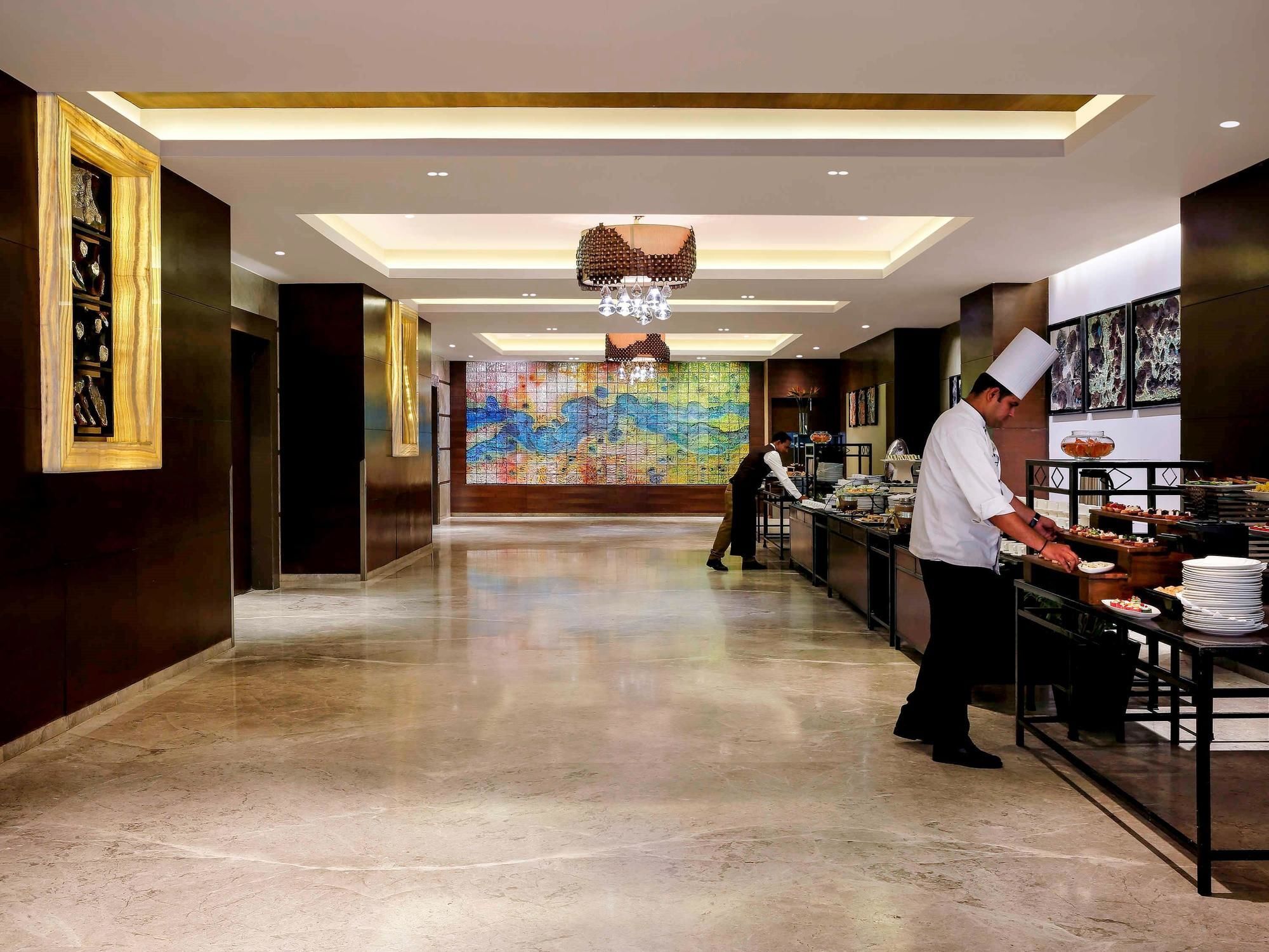 Grand Mercure Vadodara Surya Palace Экстерьер фото